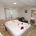 Seaside Hrka - With Terrace And Sea View 3 Апартаменты Оребич